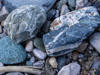 Steine in verschiedenen Graustufen mit weißen Einschlüssen